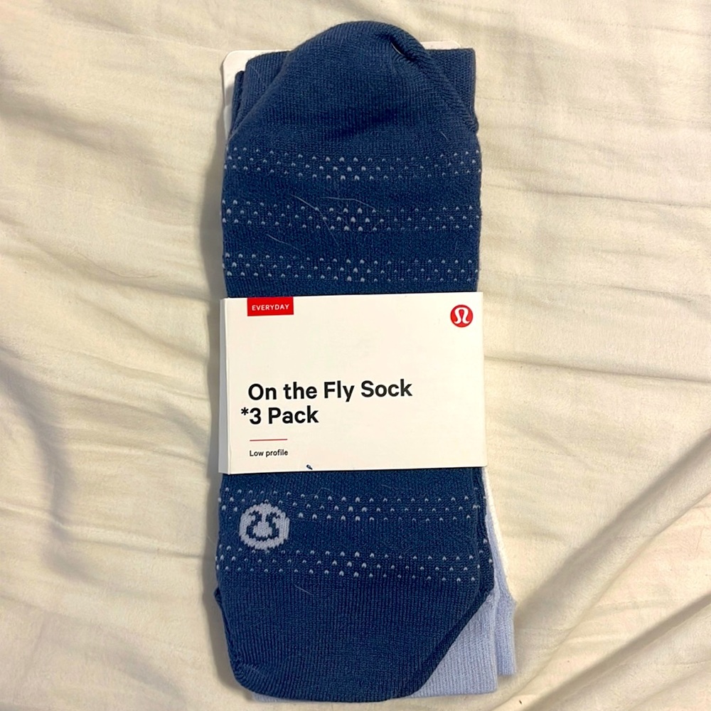 Lululemon ON THE FLY SOCK *3-PACK
Ink Blue/Daydream/White
Size: M/L